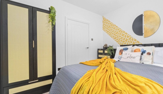 Modern 2 bedroom apartment with parking and wifi.