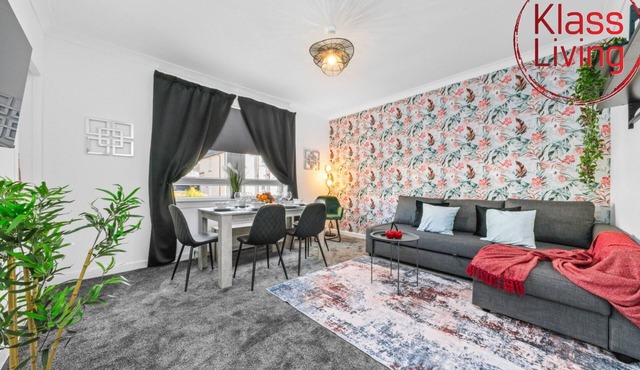 Modern 2 bedroom apartment with on street parking and wifi.