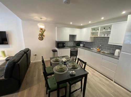 Modern 2 bedroom apartment, with car parking.