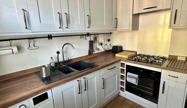 MODERN 2 BEDROOM APARTMENT IN ST MARGARETS, RICHMOND