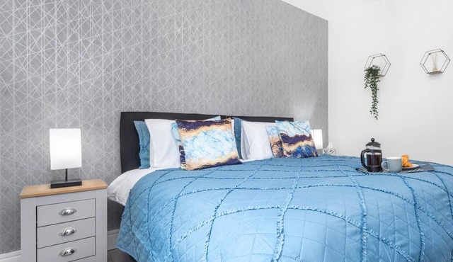 Modern 2 bedroom apartment with parking and wifi.