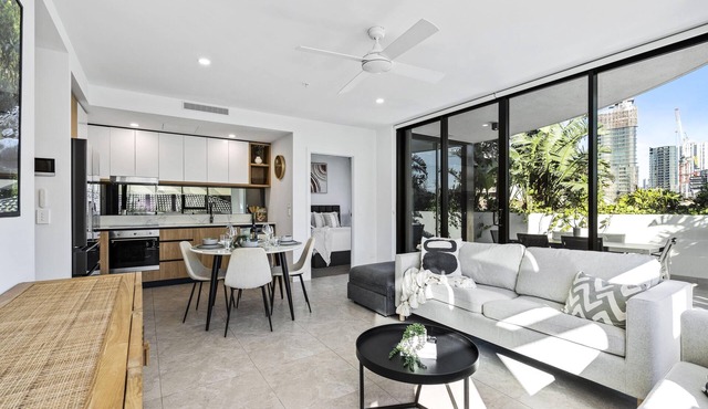 Modern 2 Bedroom Apartment in Broadbeach - Q Stay (Gallery 206 - 2N - NB)