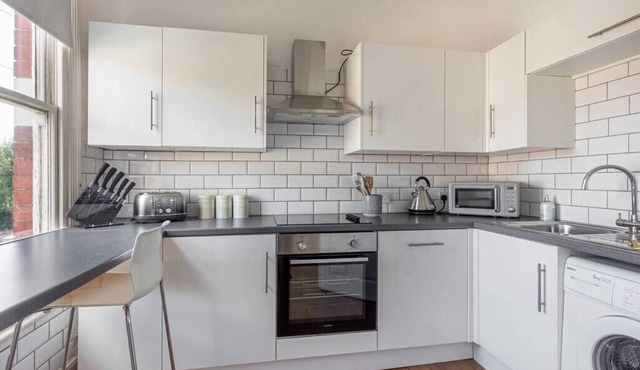 Modern 2 Bedroom Apartment with Free Parking!