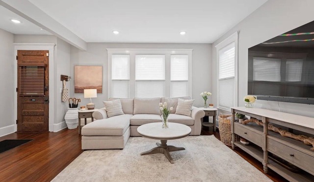 Modern 2-bedroom apartment near Yale and downtown enjoy a private, comfortable stay with all the essentials for work or relaxation.