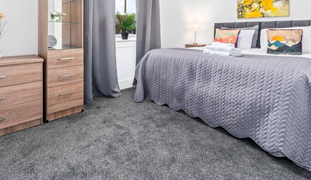 Modern 2 bedroom apartment close to local amenities.