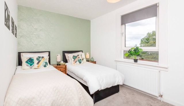 Modern 2 bedroom apartment close to local amenities.