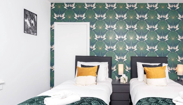 Modern 2 bedroom apartment with parking and wifi.