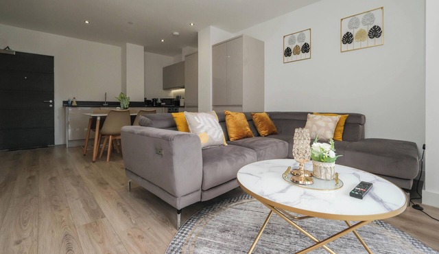 Modern 2-Bedroom Apartment in the Center of Solihull