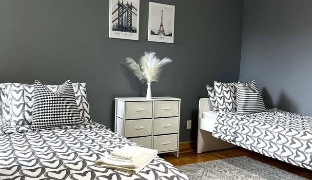 Modern 2 bedroom apartment, 5 minute walking to ocean