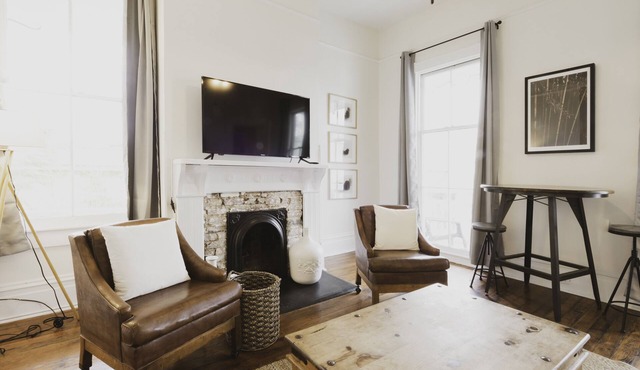 Modern 2-Bedroom Apartment in Victorian District ★ Prime Location ★ Near Forsyth