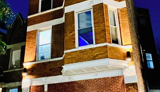 Modern 2-bedroom apartment in wonderful Pilsen Chicago with AC