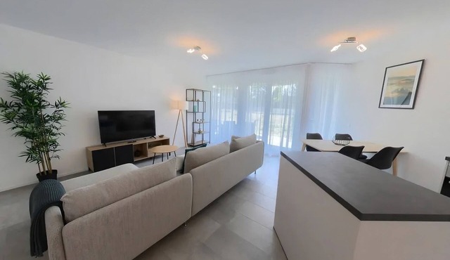 Modern 2-Bedroom Apartment with Spacious Outdoor Terrace