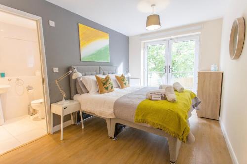 Modern 2 Bedroom Apartment with Parking, Near Headington Hospitals & Oxford Brookes