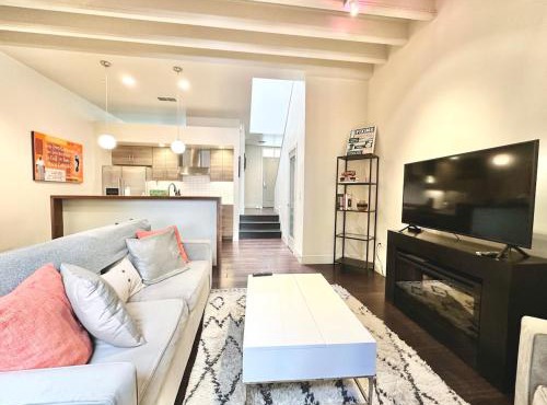 Modern 2 Bedroom by Midtown Walk Distance to Bars and Restaurants