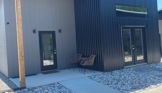 Modern 2-bedroom cottage in tranquil downtown Mount Vernon!