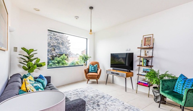 Modern 2 Bedroom City Apartment With Parking - Pass the Keys