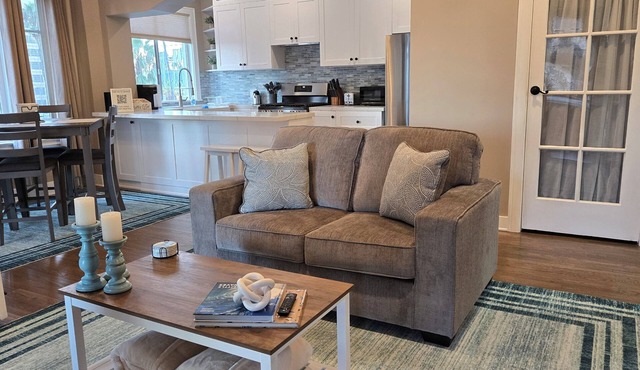 Modern 2 bedroom Condo in Historic Down Town Long Beach Building