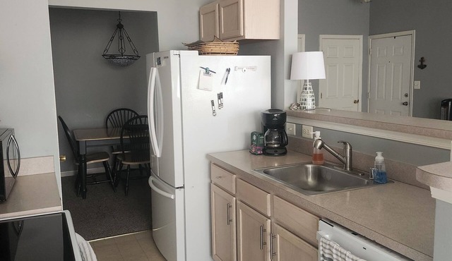 Modern 2-bedroom condo minutes to downtown Annapolis and Naval Academy.