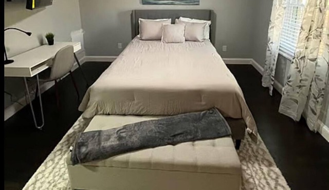 Modern 2 Bedroom Condo in Quaint Neighborhood