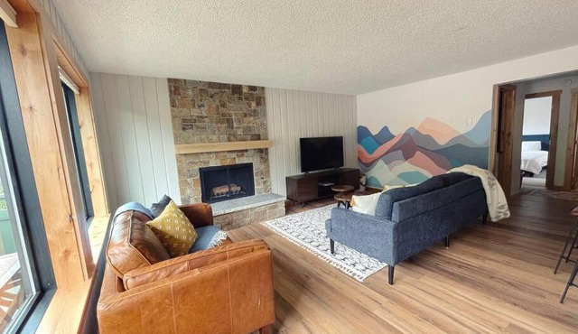 Modern 2 Bedroom condo with pool and amazing view! Close to ski lifts & downtown!