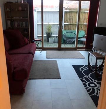 Modern 2 bedroom cottage. Town centre location.