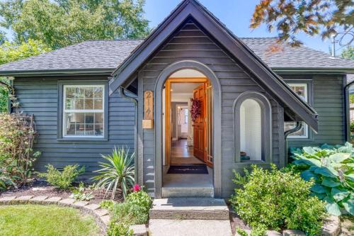 Modern 2 Bedroom Farmhouse Cottage with Hot Tub in Snohomish