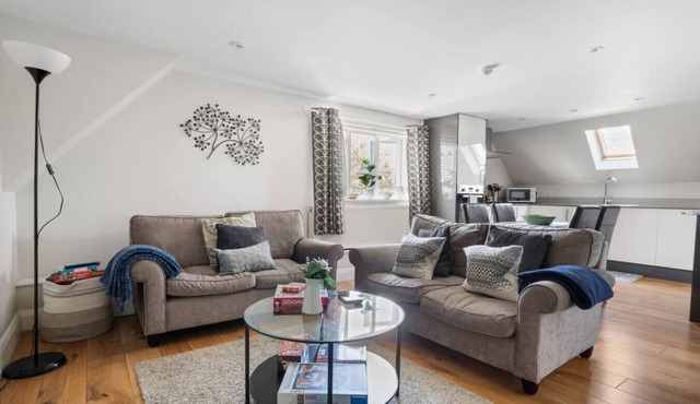 Modern 2 bedroom flat in heart of village with parking & kitchen