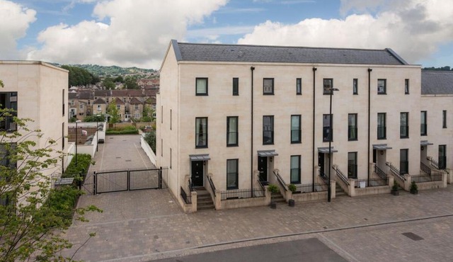 Modern 2 Bedroom Flat Just10 Minute Walk Away From the City Centre