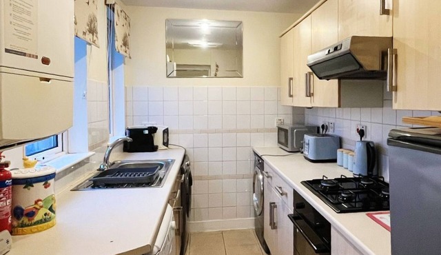 Modern 2 Bedroom Flat Near Train & Bus stations & near beach