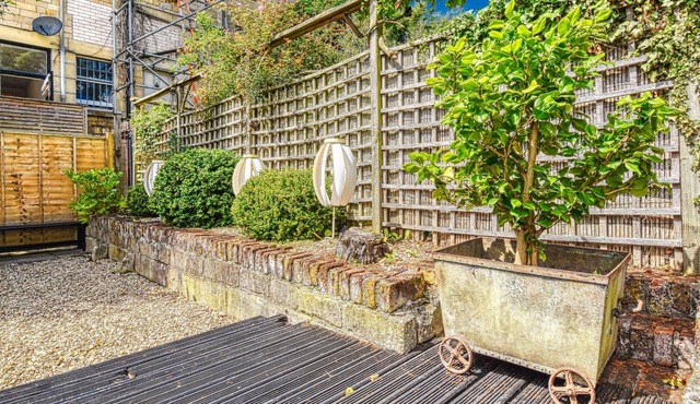 Modern 2 Bedroom Flat w/Garden & Free Parking