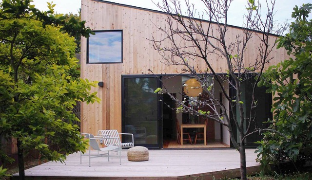 Modern 2-bedroom garden house in North Oakland with private yard