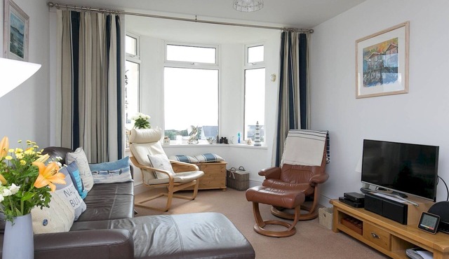 Modern 2 Bedroom Apartment with stunning Sea Views - Pass the Keys