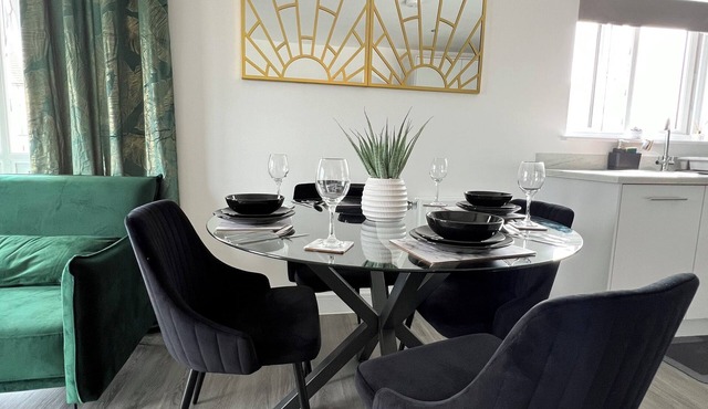 Modern 2-bedroom apartment in serene Central Sittingbourne with WiFi