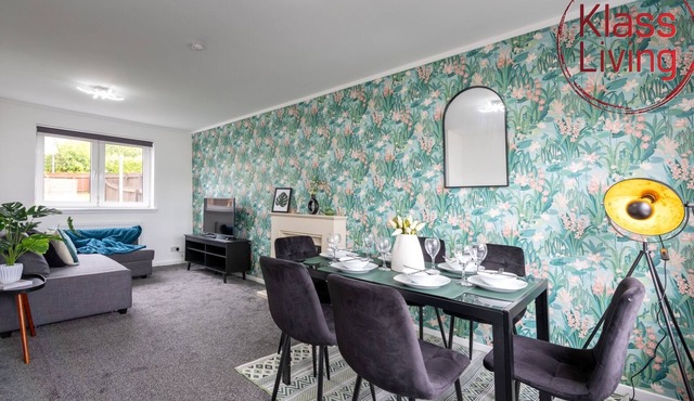 Modern 2 bedroom house with on street parking