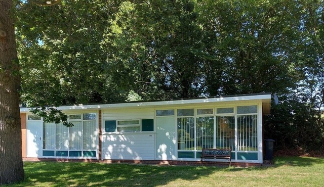 Modern 2-bedroom holiday chalet, close to amenities and seaside