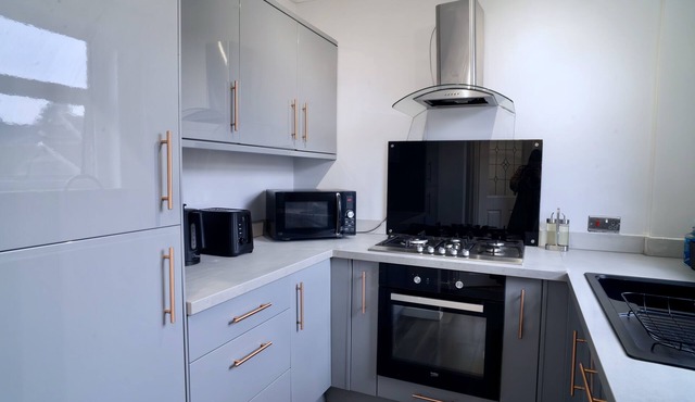 Modern 2 Bedroom Home in Edinburgh, Free Parking