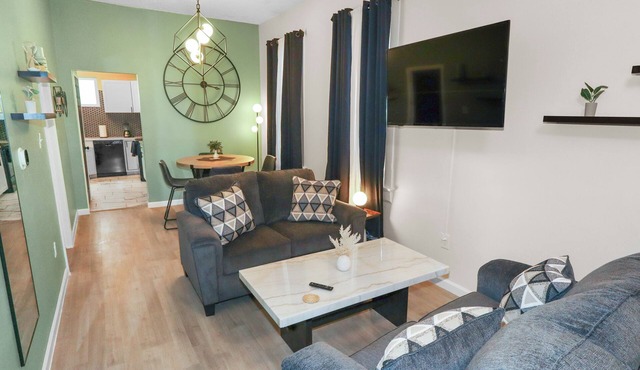 Modern 2-Bedroom Home 5 minutes to Downtown with Dog-Friendly Yard.