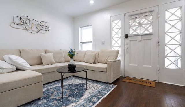 Modern 2-Bedroom House with Free Parking and Convenient Location,