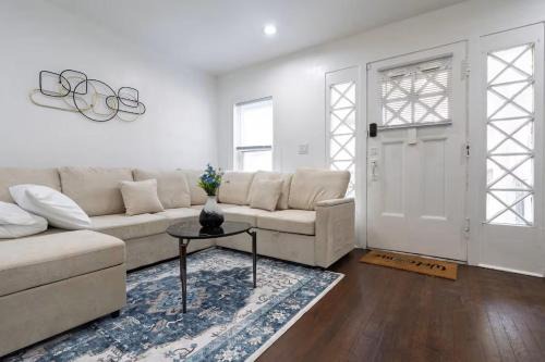 Modern 2-Bedroom House with Free Parking and Convenient Location