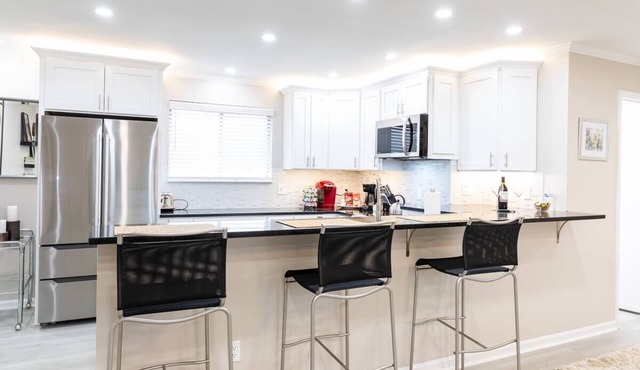 Modern 2 Bedroom in Beautiful River Town Near City