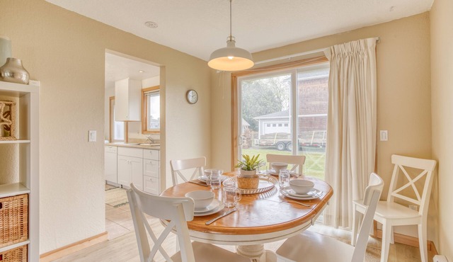 Modern 2 Bedroom in Heart of Downtown Gearhart, Two Blocks from Beach!