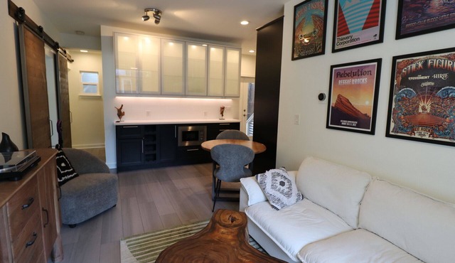 Modern 2-bedroom in West City Park Neighborhood
