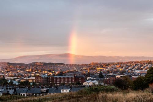 Modern 2-Bedroom Loft Apartment - Pendle Hill & Ribble Valley Views - Free Parking