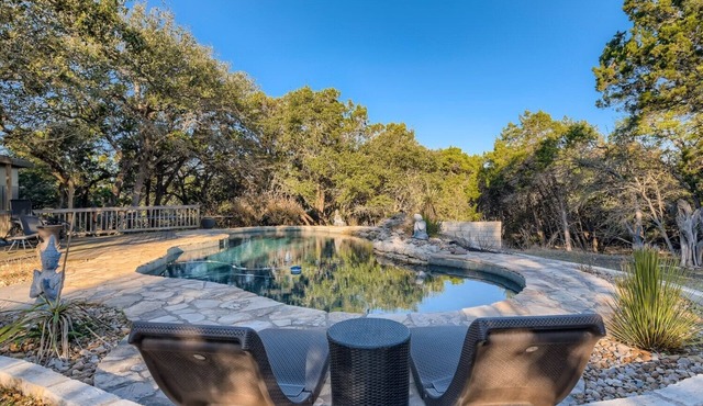 Modern 2-Bedroom Loft in Austin w Pool, Hot Tub,Fire pit,Goats,Alpacas,Chickens