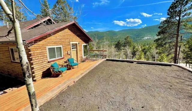 Modern, 2 bedroom + loft cabin with beautiful view. Perfect getaway. Quiet!