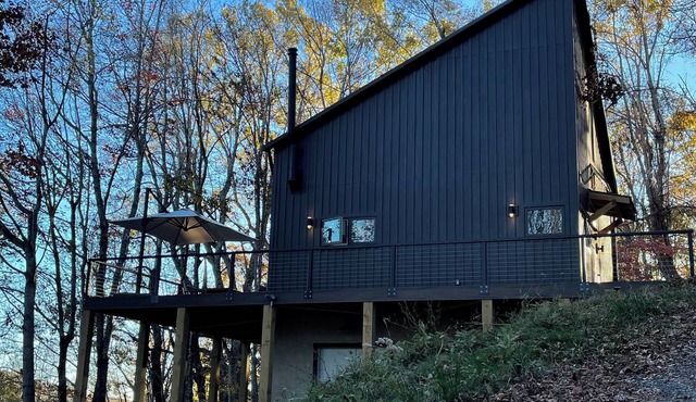 Modern 2-bedroom mountain house in brilliant Lansing