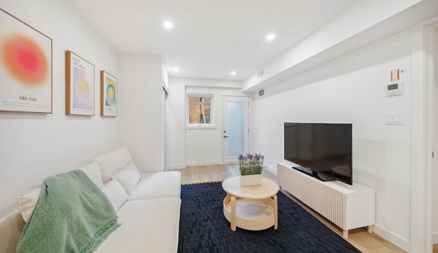 Modern 2-Bedroom, Newly Renovated in Central Toronto