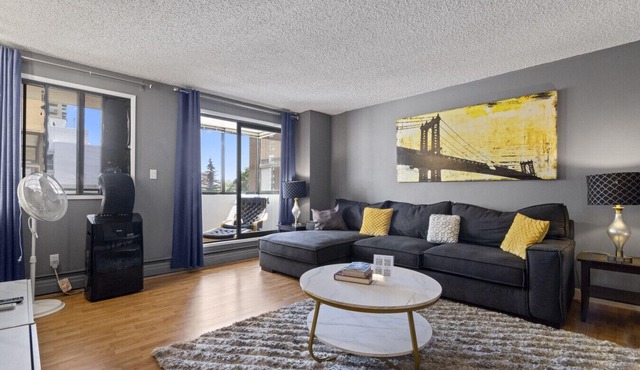 Modern 2-bedroom next to Stampede +17th w/Parking