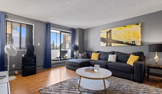 Modern 2 bedroom next to Stampede, 17th w Parking