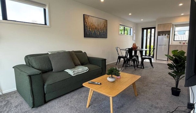 Modern 2-Bedroom Home with Backyard in Edgeware